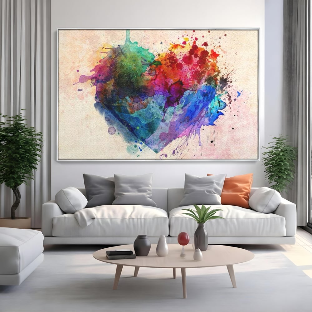 Tablou canvas cu tablou canvas cu inima colorata, in rama de aluminiu argintiu, pe perete intr-un living